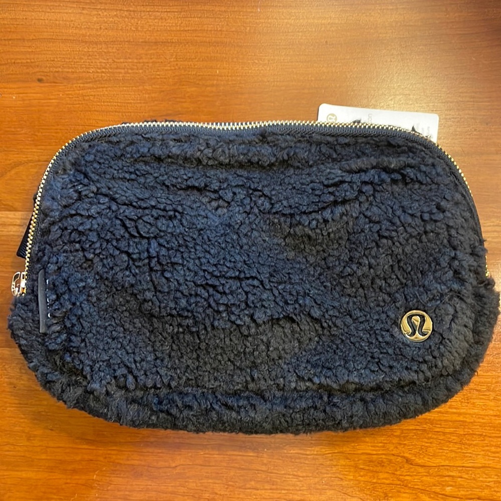 NWT Lululemon Everywhere Fleece Belt Bag - Black / Gold